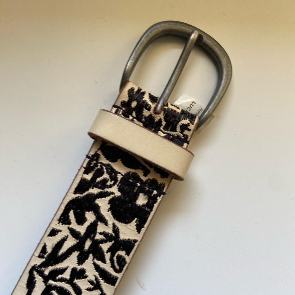 Belt broidered